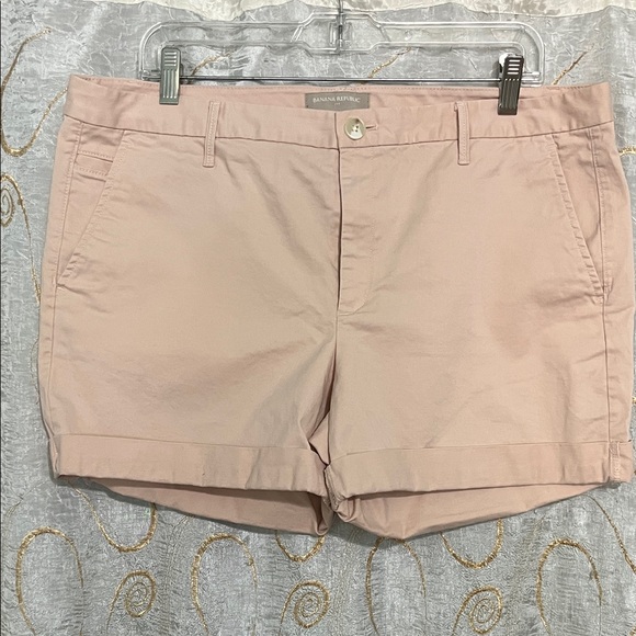 Banana Republic Pants - Banana Republic Women's Light Pink Bermudas
